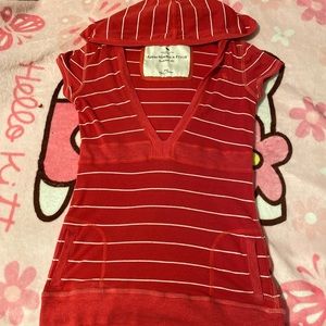 Hooded shirt with pockets.